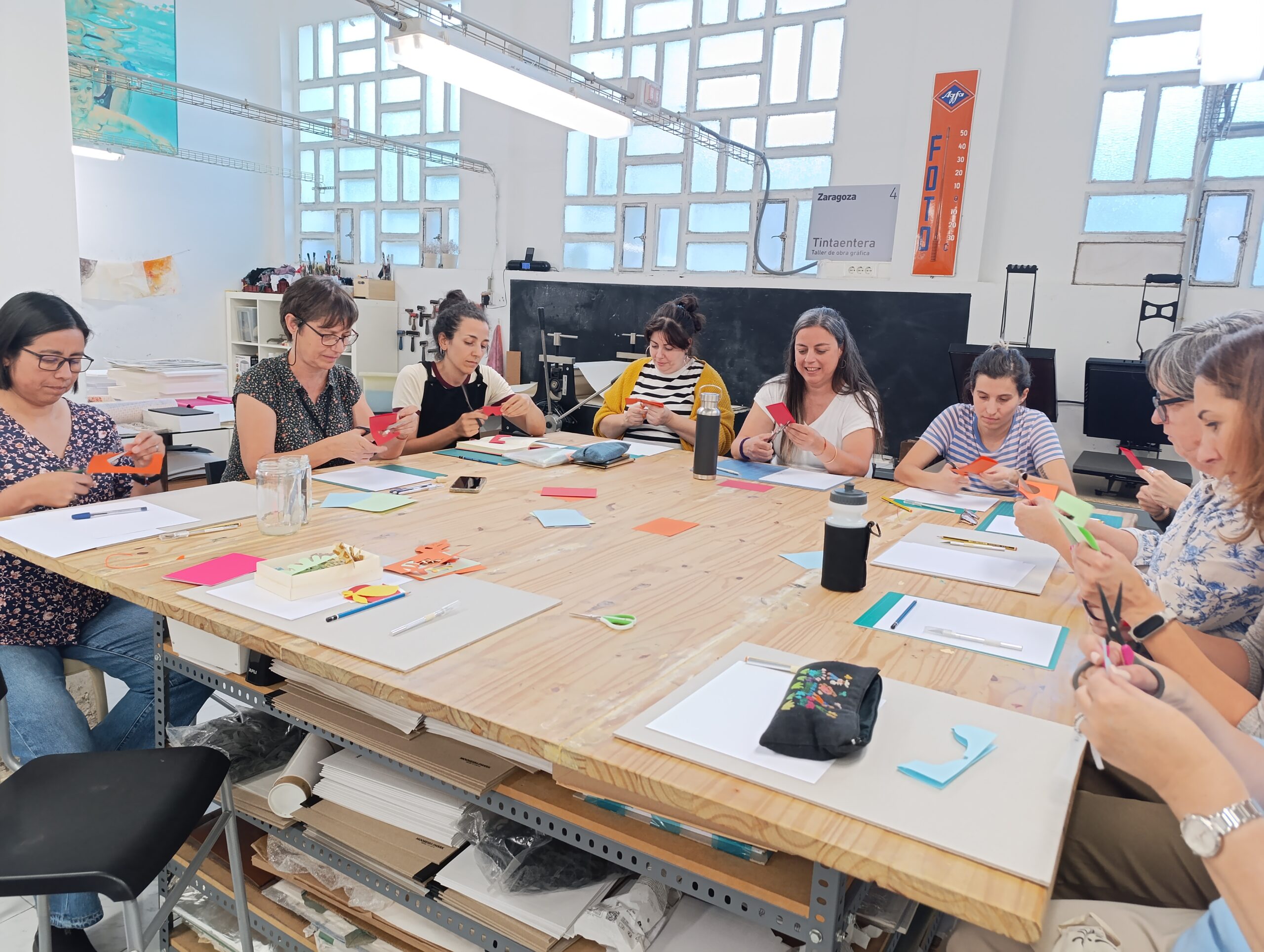 Alumnas-del-taller-de-Karishma-Chugani-y-Tintaentera-de-paper-cut-a-fotolito-practicando-distintas-tecnicas-de-corte