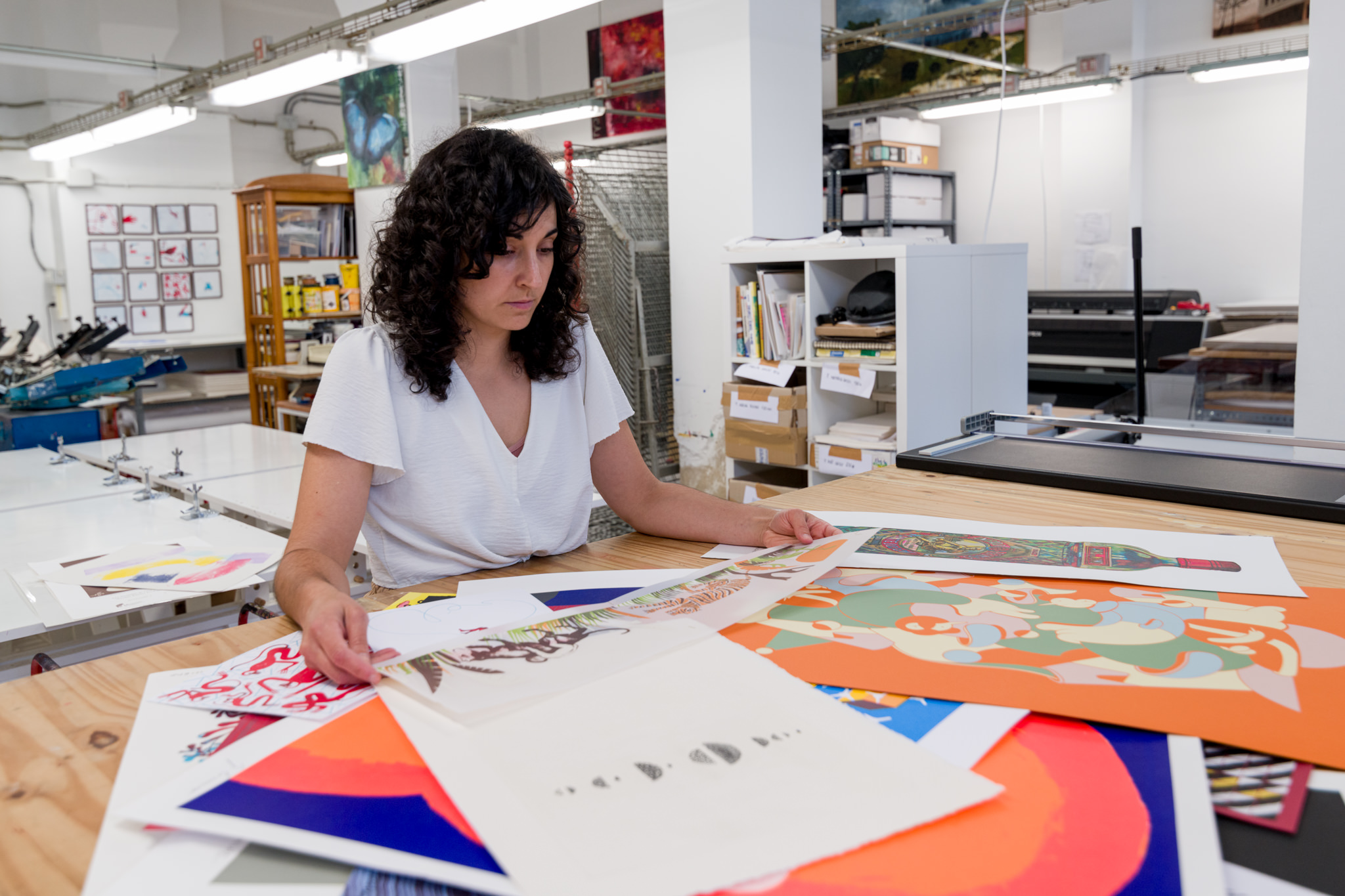 Natalia Royo directora de Tintaentera revisando proyectos realizados